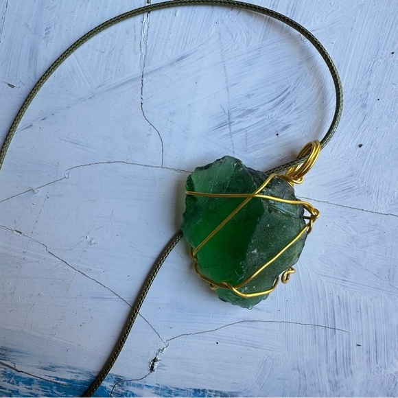 Pendant Green beach glass and Gold tone wire wrapping sea glass Necklace 5544 y - Picture 6 of 7